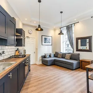 Appartement Traditional 3 Bedroom Quiet Duplex Flat By High St, Trams And Buses - Just 1-5 Miles To Centre, Édimbourg