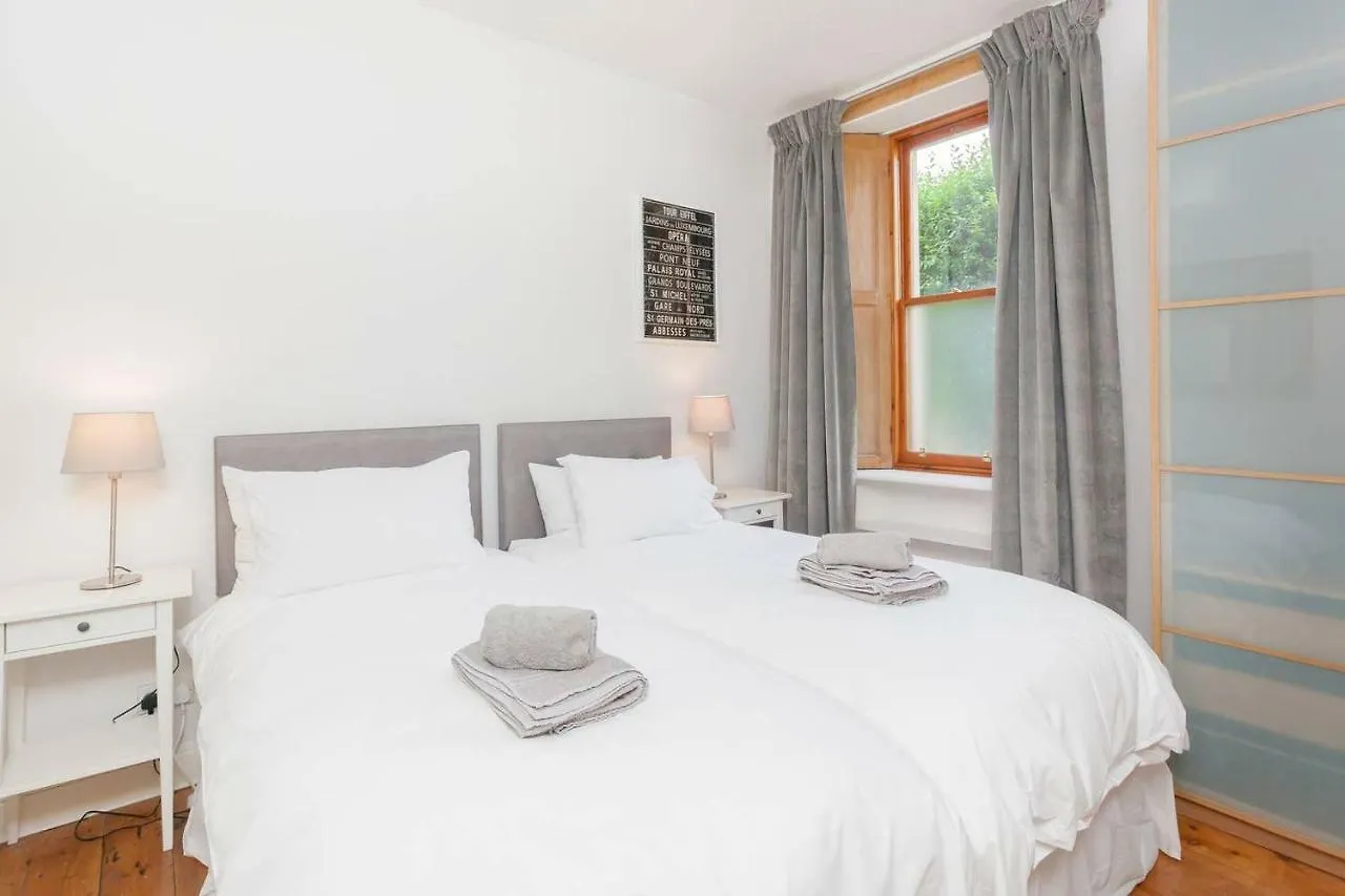 5 Mins To Princes Street - Main Door Cottage - Private Garden - New Property Edinburgh
