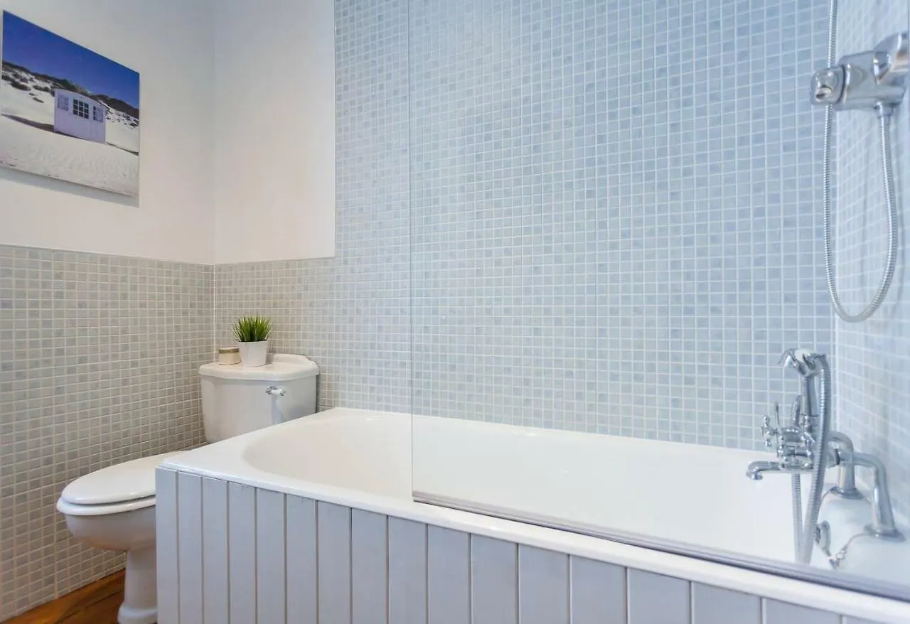 5 Mins To Princes Street - Main Door Cottage - Private Garden - New Property Edinburgh 0*,